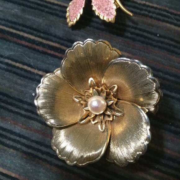 Lot of vintage brooches, clip on earrings and a couple necklaces different sizes - Picture 10 of 16